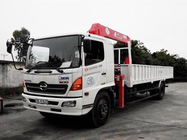 Xe tải Hino FG8JPSL gắn cẩu tự hành Unic 5 tấn UR-V555 (5 tấn 5 đốt)