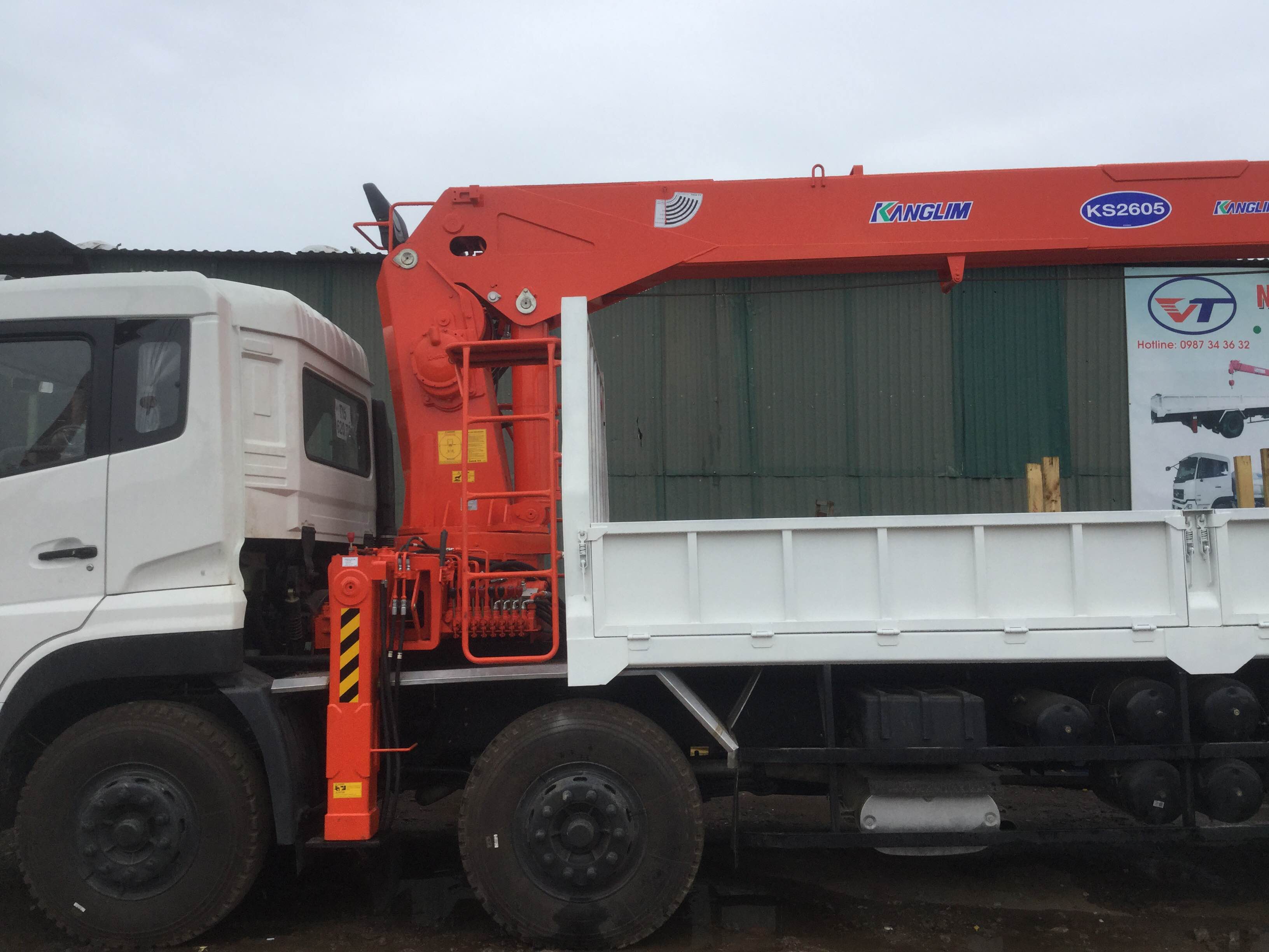 Xe tải Dongfeng Trường Giang 4 chân gắn cẩu KangLim 10 tấn KS2605