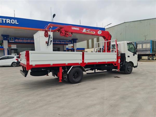 Xe tải Hino XZU730 gắn cẩu Unic 3 tấn 5 đốt URV345 (có giỏ nâng người làm việc trên cao)